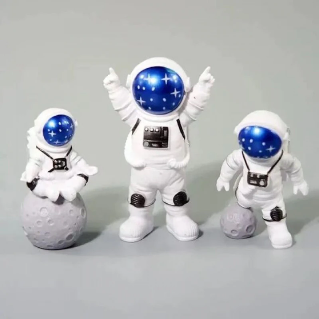 Lismali Home and Decor Astronaut Figurines Set For Home Decor And Ornament Gifts