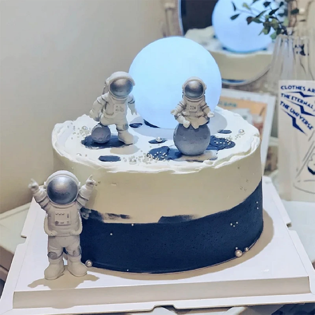 Lismali Home and Decor Astronaut Figurines Set For Home Decor And Ornament Gifts