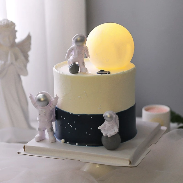 Lismali Home and Decor Astronaut Figurines Set For Home Decor And Ornament Gifts