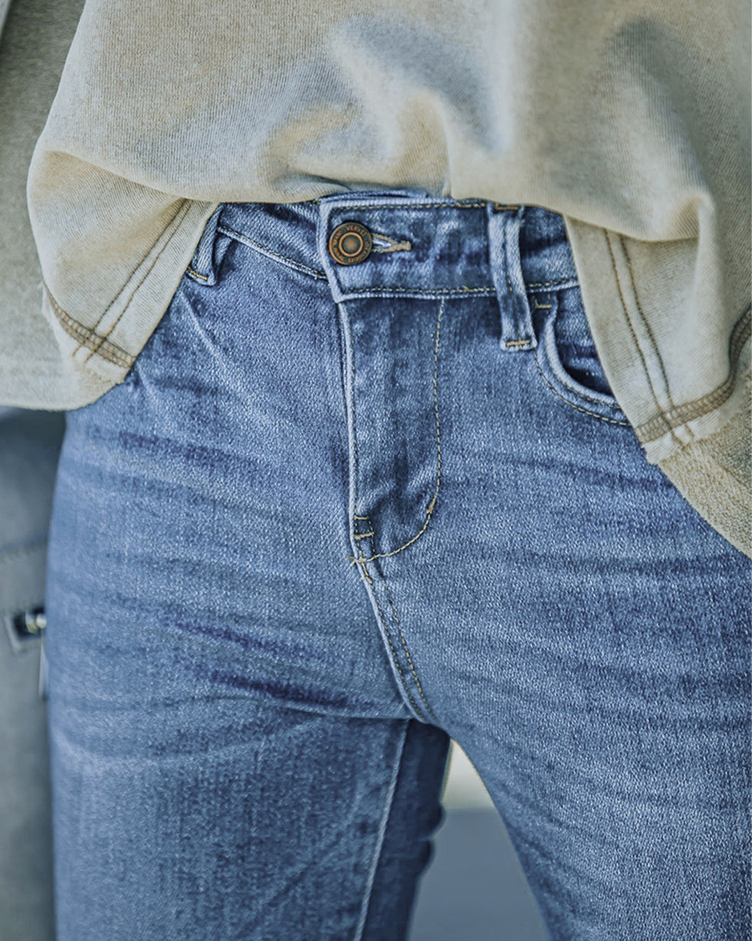 Lismali Classic Mid-Rise Flare Jeans
